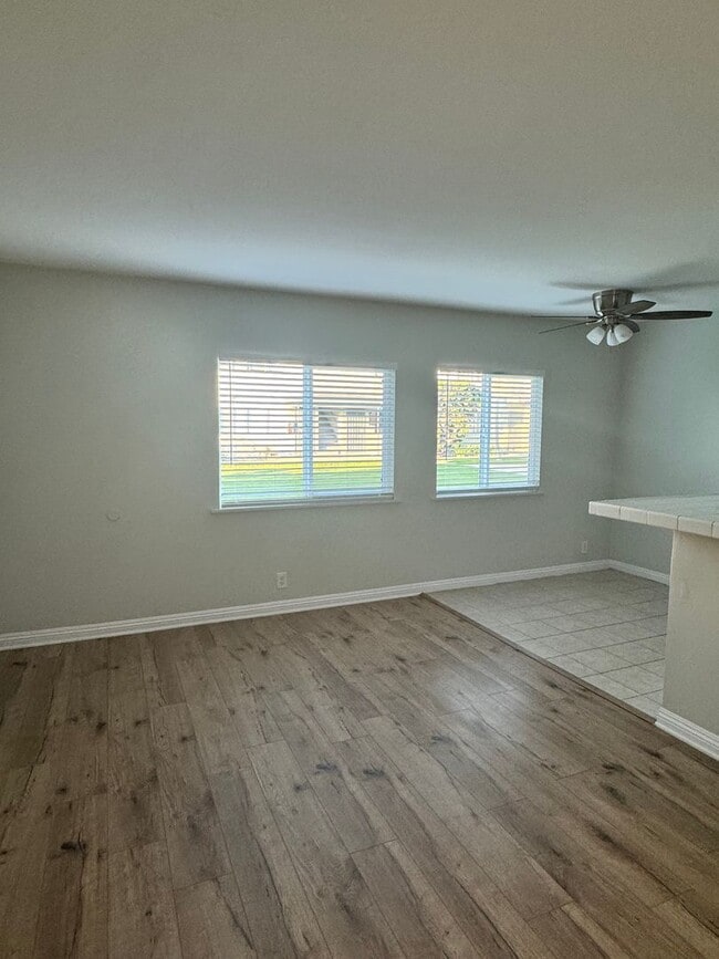 Photo - 1 BDRM DOWNSTAIRS MOVE IN READY WITH PARKING! Unit 80-5