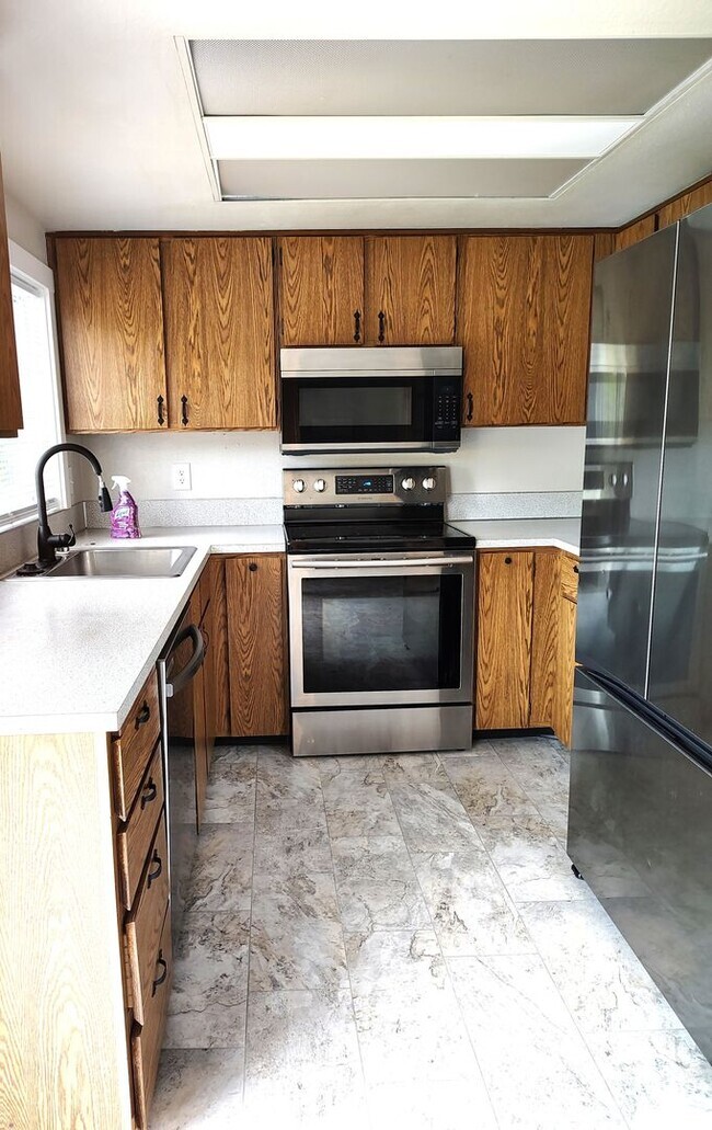 Building Photo - ******* FANTASTIC RAMBLER in friendly neig... Rental