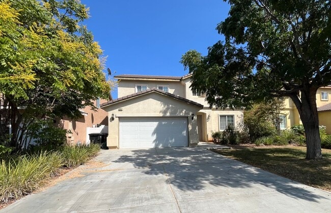 Building Photo - Stunning 5-bedroom,3-bath home in a prime ...