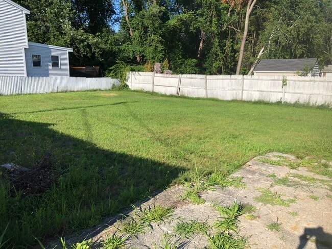 Large backyard - 829 Princeton Blvd