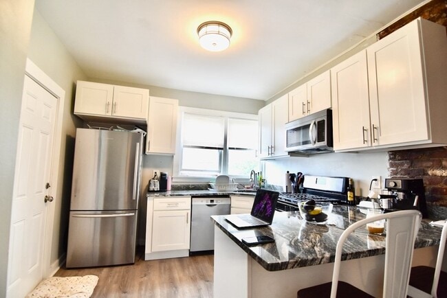 Building Photo - 2 Bay St Unit 2 Rental