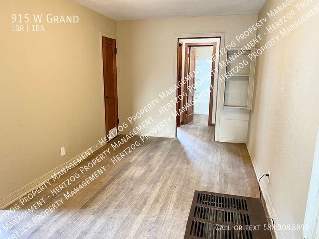 Photo - 915 W Grand-