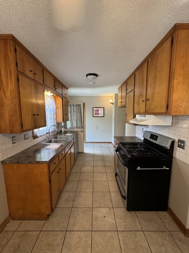 2322 W 29th St S