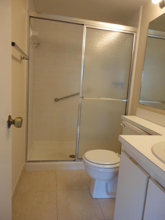 Photo - 523 Shady Pine Way Unidad B2