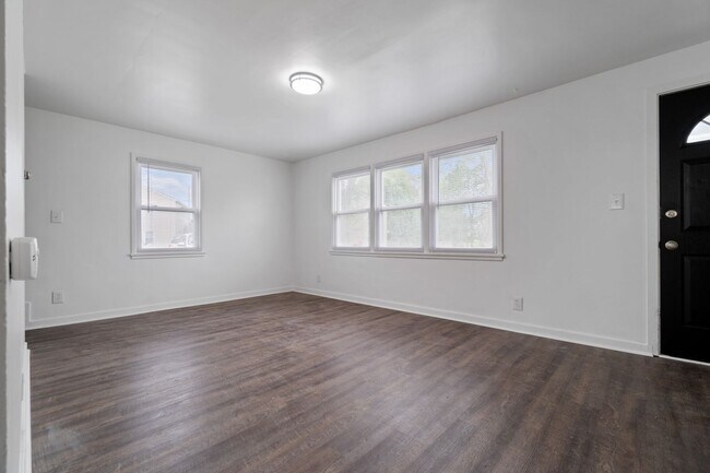 Photo - Three Bedroom Townhouse in Midland!