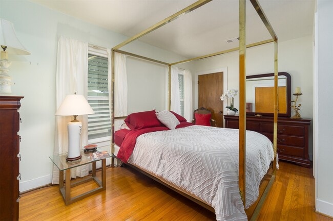 Building Photo - 3602 Ave Q 1/2 Unit UP