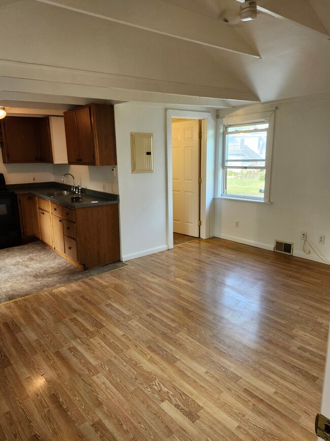 Building Photo - 305 8th St Unit #2 Rental