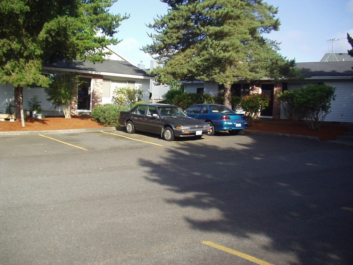 Lincoln Square Apartments - Lincoln Square Apartments
