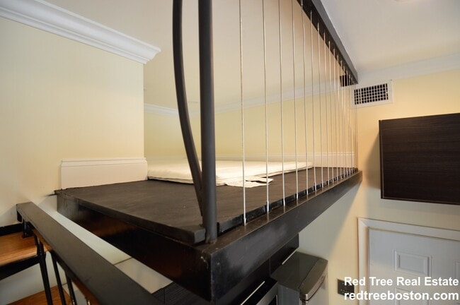 Photo - 1689 Beacon St