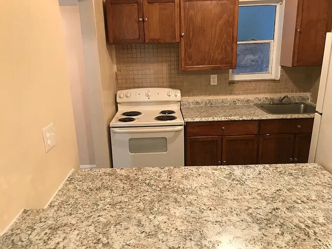 Building Photo - 13725 NE 3rd Ct