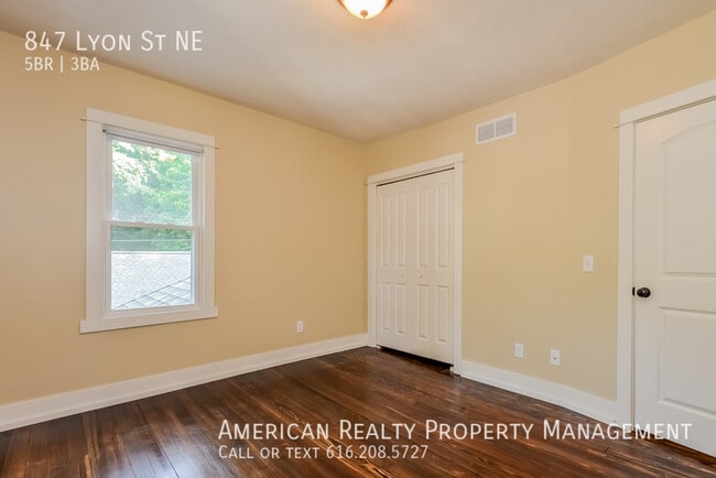 Photo - 847 Lyon St NE