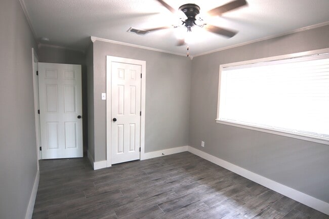 Photo - 3885 Hale St