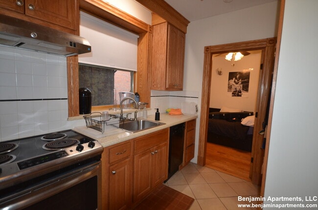 Building Photo - 16 S Russell St Unit 2