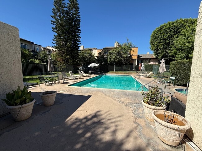 Building Photo - 13601 Valerio St Rental