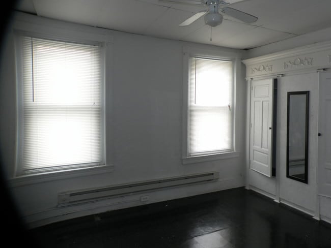 Building Photo - 2602 N 33rd St Unit 3