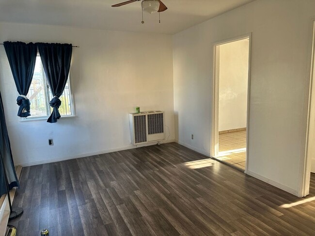 Photo - 934 1/2 West 71st Street