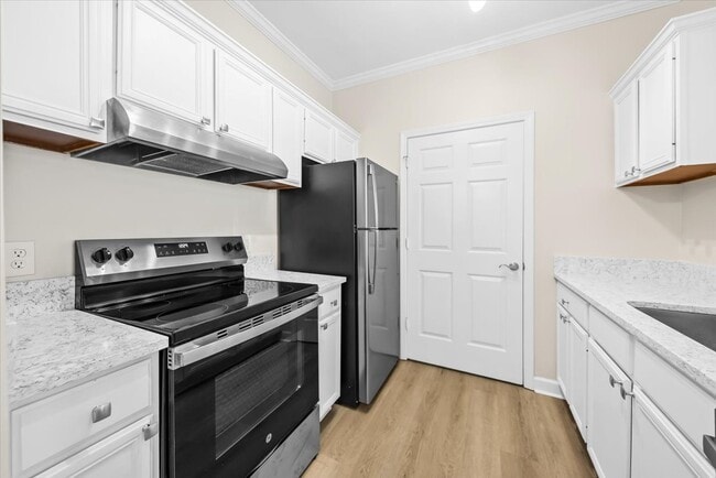 Kitchen w/ Regrigerator, Stove, Dishwasher - 45 Sycamore Ave Unit 1011