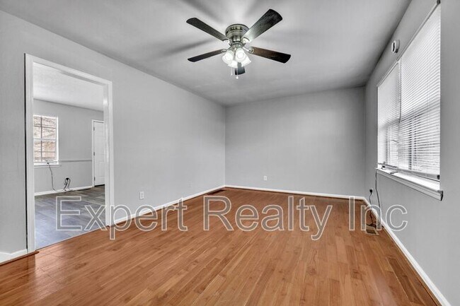 Photo - 624 Cresap Cir NE