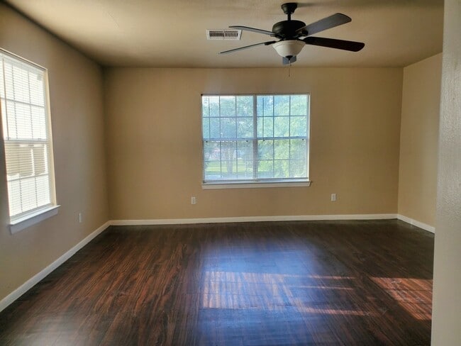 Photo - 512 Avenue A