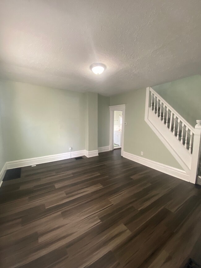 Photo - 461 Oakwood Ave