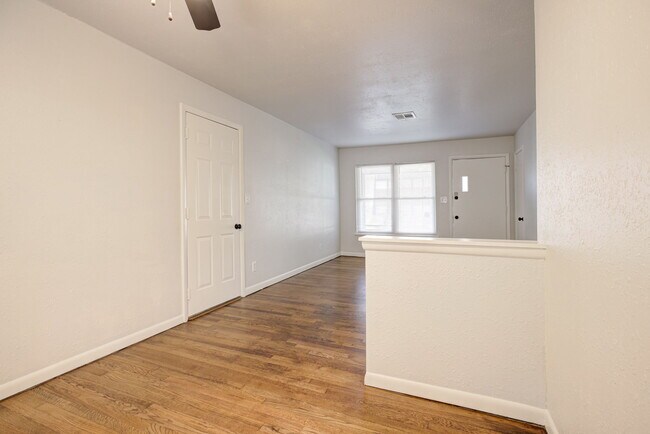 Photo - 806 Denison Dr