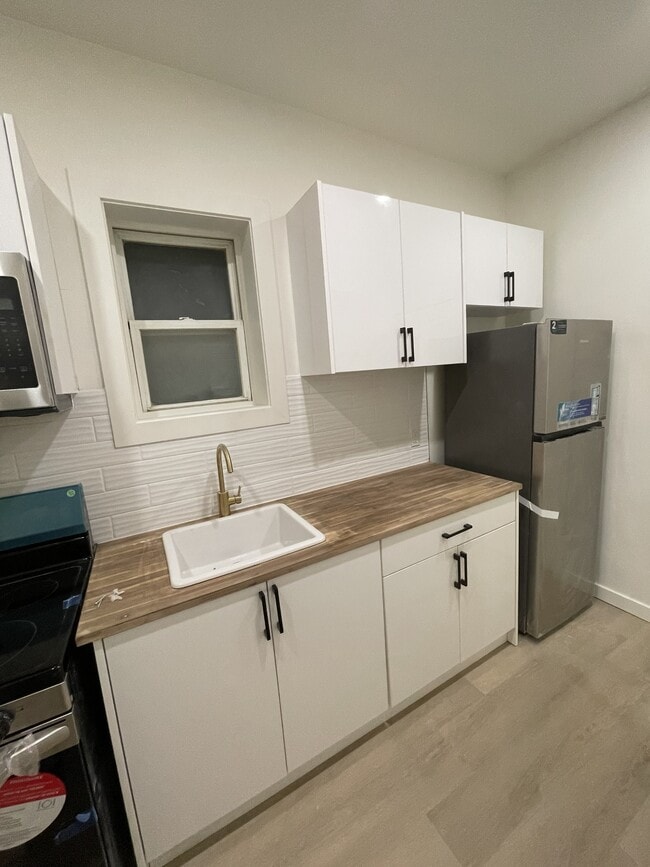 Building Photo - 151 Colborne St Unit 165A