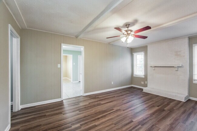 Photo - 2010 Longdale Dr