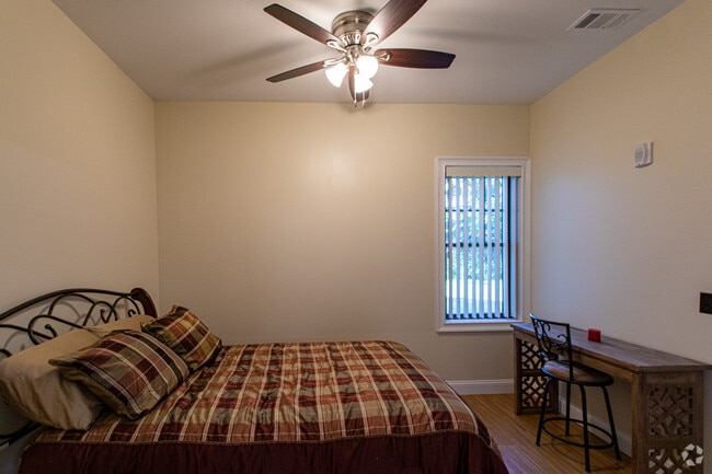 62 Roxbury St Bedroom