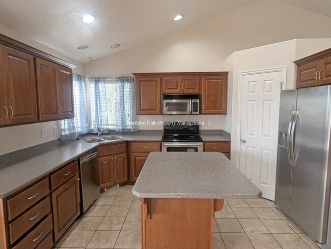 Photo - 4-Bed, 3.5 Bath Home with Scenic Views in South Ogden