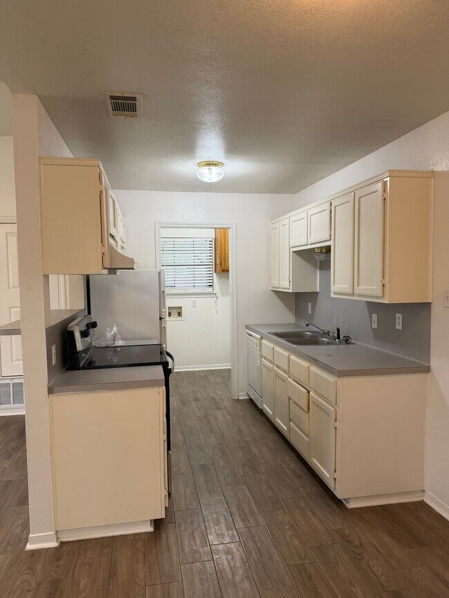 Photo - 802 Hackberry St
