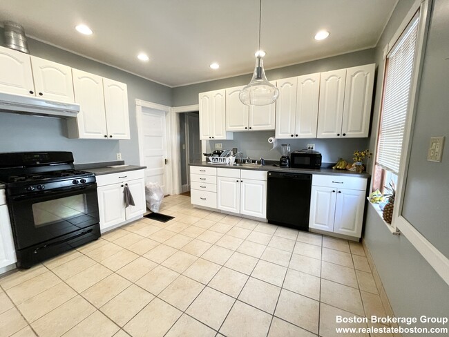Building Photo - 18 Romsey St Unit #1 Rental