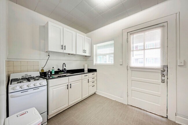 Photo - Charming Fully Furnished Studio in the Hea... Unit 1