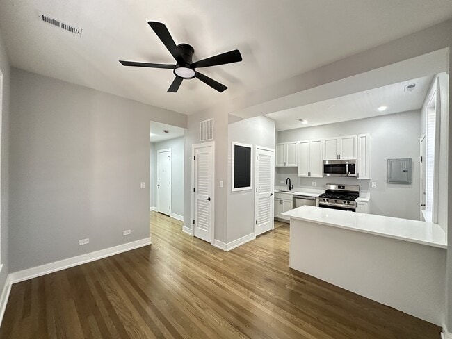 Building Photo - 3828 N Wilton Ave Unit J03P