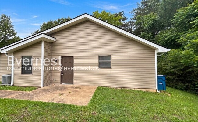 Building Photo - 2 Bed/1.5 Bath Home with Off-Street Parking / Pet-Friendly / Available Now!
