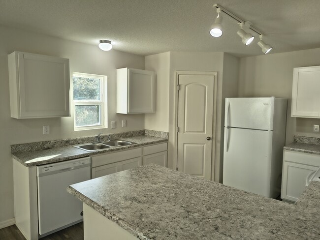 Photo - 275 Hyacinth Ct