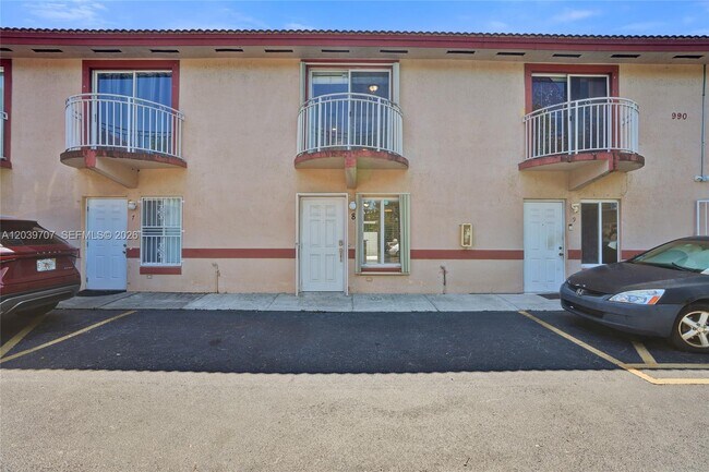Building Photo - 990 NW 78th Ave Unit 8E