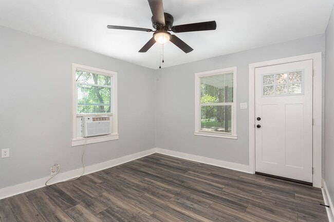 Photo - 205 Moore St