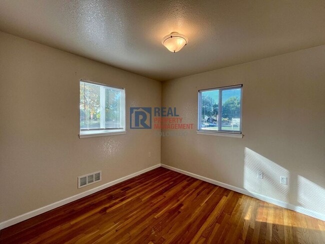 Photo - 990 Newark St