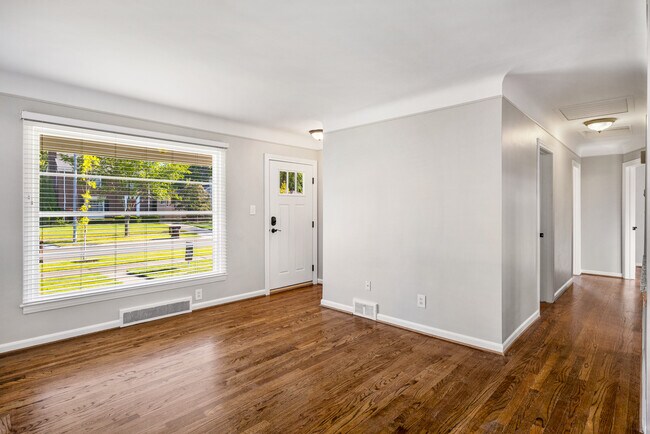 Photo - 2087 Allard Ave