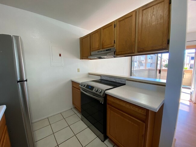 Photo - TOWNHOUSE - 3 BED/ 2 BATH/ 1 PARKING AT HARBOR POINTE (Just Listed)