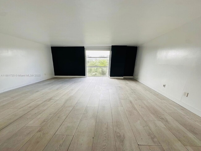 Photo - 2350 NE 135th St Unidad 401