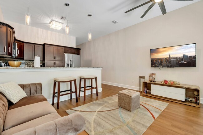 Photo - 583 Plymouth Ct