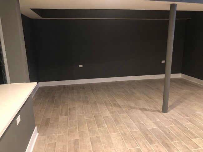 LIVING ROOM UNFURNISHED - 4836 S Michigan Ave Unidad Furnished Garden