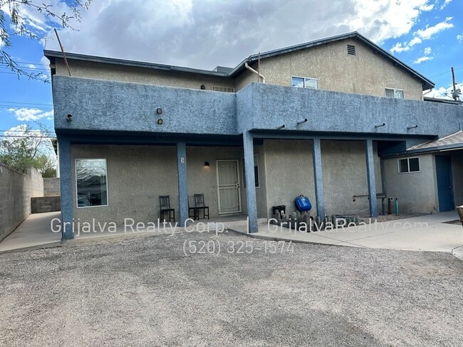 Building Photo - 1010 E Elm St Unit 03