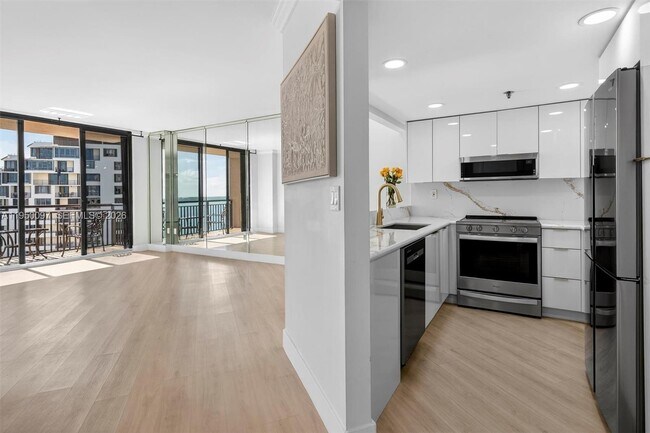 Photo - 540 Brickell Key Dr Unidad 1715