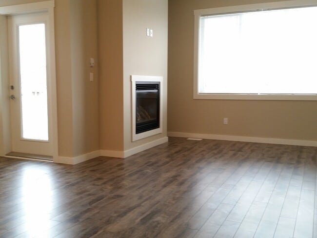 Photo - 1629-16287 87 Ave
