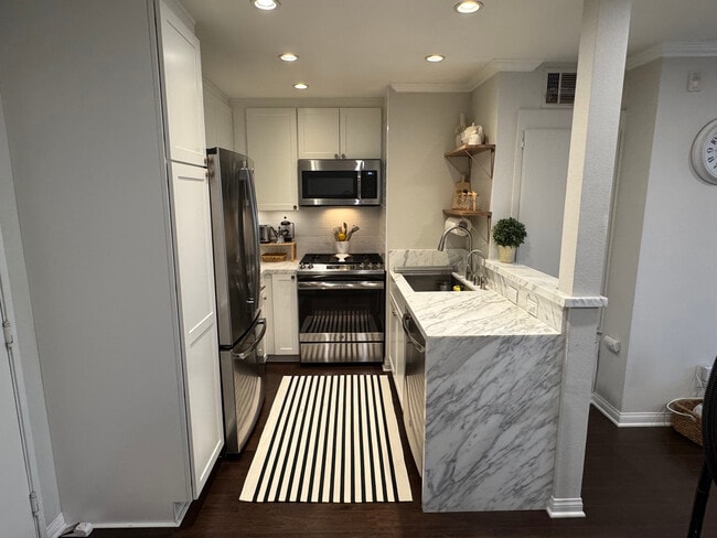 Photo - 5530 Owensmouth Ave Unit 206