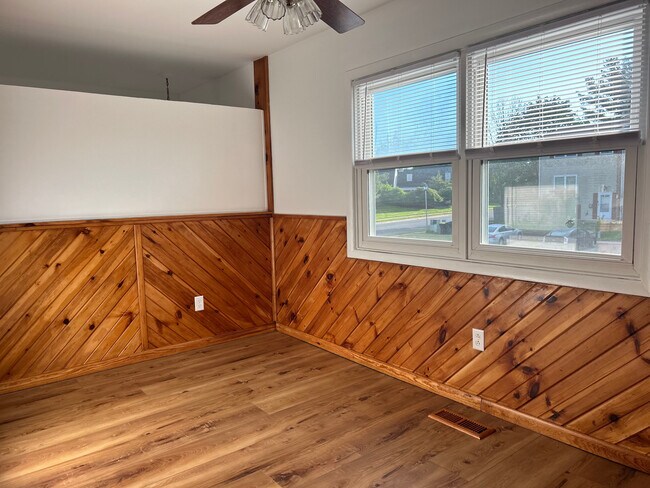 Eating Area - 5 Farnsworth Rd