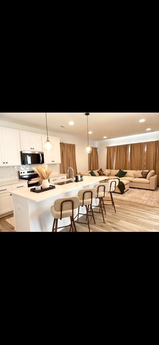 Photo - 2739 Primrose Ave