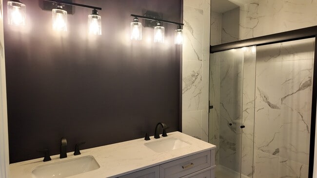 Photo - Stylish 1-Bed Loft with Bonus Space in OTR – In-Unit Laundry! Unidad 3